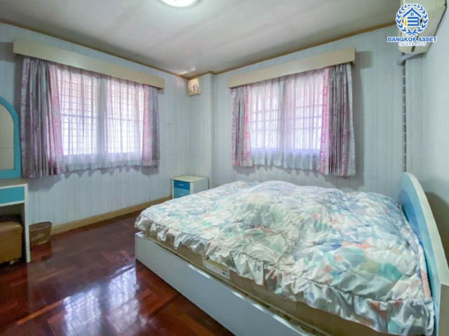 *****บ้านเดี่ยวมือสอง ! ม.ปรีชา พหลโยธิน87 เนื้อที่กว้างถึง 80.6 ตร.ว บ้านสวย สภาพดี พร้อมอยู่ เน้นความเป็นส่วนตัว รองรับทุกครอบครัวด้วยฟังก์ชั่น 3 ห้องนอน 3 ห้องน้ำ 2 ที่จอดรถ พิเศษสุดๆ โอนในปี 2564 นี้ รับทันทีทองคำแท่ง 10 บาท !! การเดินทางสะดวกสบายเข้าออกได้หลายเส้นทาง ใกล้รถไฟฟ้าสาย สีแดงเข้ม "สถานีหลักหก"